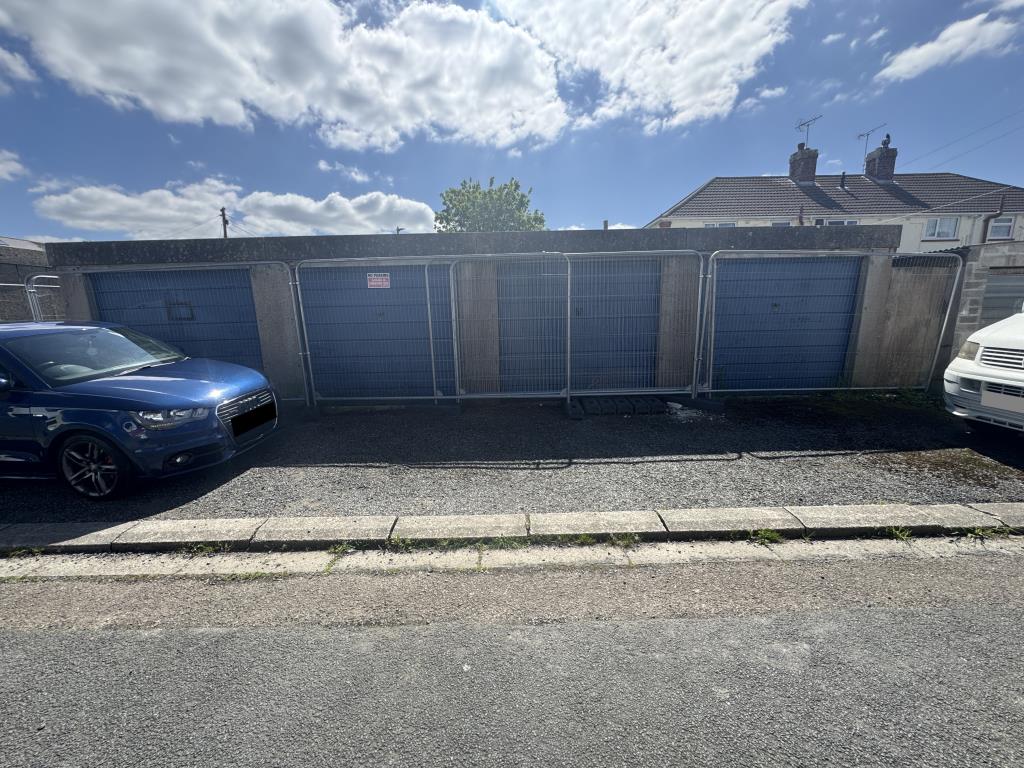 Lot: 13 - TWENTY-ONE FREEHOLD GARAGES IN THREE BLOCKS - Garages 15-19
